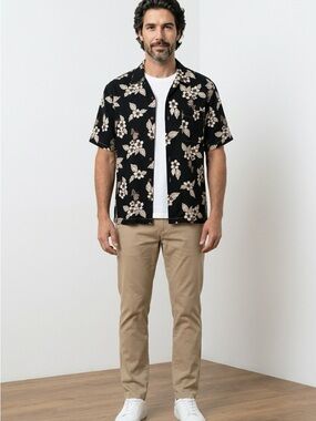 Men's Black Floral Short-Sleeve Button-Down Shirt - Casual
